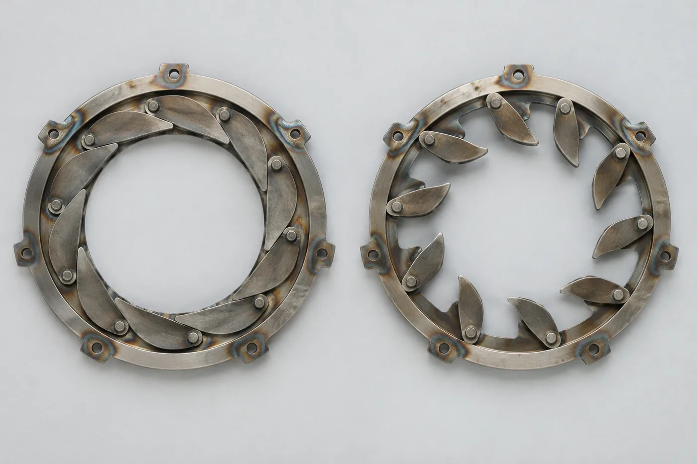 Dos anillos de geometría variable del mismo turbo, uno al lado del otro: a la izquierda los álabes casi cerrados, con un paso estrecho para el gas; a la derecha los álabes abiertos, con un paso ancho