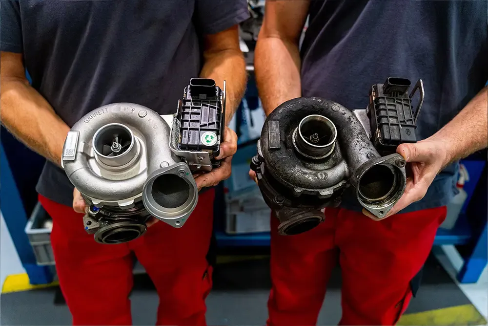 Comparación real de un turbo reparado junto a un turbo dañado antes de entrar a taller